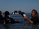 Skupina migrant� na nafukovacích �lunech se sna�í dostat p�es Laman�ský pr�liv...