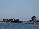 Skupina migrant na nafukovacích lunech se snaí dostat pes Lamanský prliv...