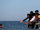 Skupina migrant na nafukovacích lunech se snaí dostat pes Lamanský prliv...
