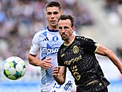 Královéhradecký záloník Vladimír Darida ped Jiím Slámou z Olomouce