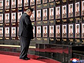 Severokorejský vdce Kim ong-un u portrét voják, kteí padli v Kurské...