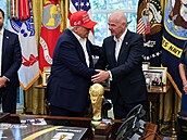 Donald Trump a Gianni Infantino v Oválné pracovn.
