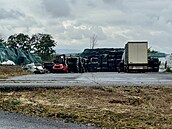 Odvoz ásti materiálu z erné skládky v Leneicích u zaal. Místní doufají, e...