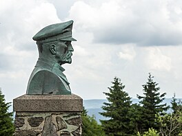 Bustu p�ed chatu turisté vrátili na ja�e 1949. Vadila v�ak komunist�m, a tak v...