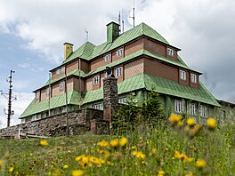 Chatu turisté vybudovali od zá�í 1924 do zá�í 1925. V zá�í 1938 p�epadli chatu...
