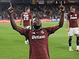 Spar�anský stoper Emmanuel Uchenna slaví sv�j druhý gól proti Dukle.