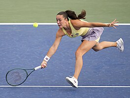 Tereza Valentová dobíhá k míi ve druhém kole US Open.