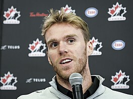 Connor McDavid na kempu kanadské hokejové reprezentace.