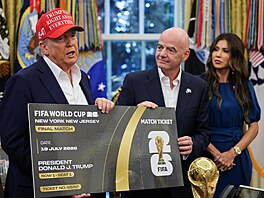 Gianni Infantino p�edává prezidentu Trumpovi symbolický lístek na fotbalový...