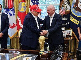 Donald Trump a Gianni Infantino v Oválné pracovn.