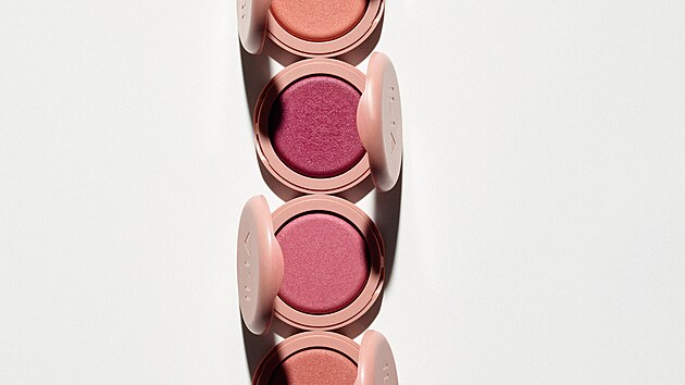 Tv��enka Soft Focus Blurring Blush s v�ta�ky z prot�e alpsk�, mo�sk� �asy a skvalanu nab�z� 6 odst�n� od r��ov� po terakotu, cena 970 K�