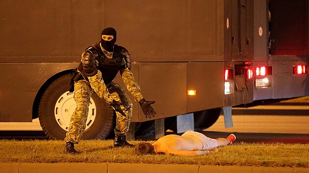 B�loruský policista Tsimur Gri�ko b�hem zásahu proti demonstrant�m v centru...