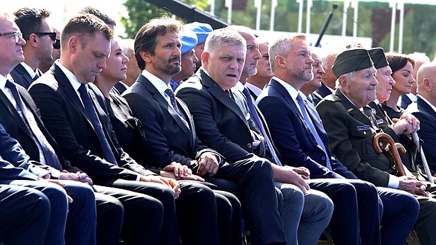 Robert Fico po boku ministra obrany Roberta Kali��ka a prezidenta Petera Pellegriniho na oslav�ch v�ro�� vypuknut� Slovensk�ho n�rodn�ho povst�n� v Bansk� Bystrici (29. srpna 2025)