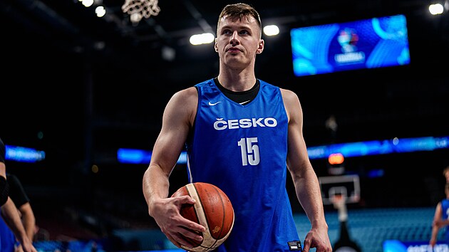 Ond�ej Sehnal na tréninku p�ed EuroBasketem v Rize.