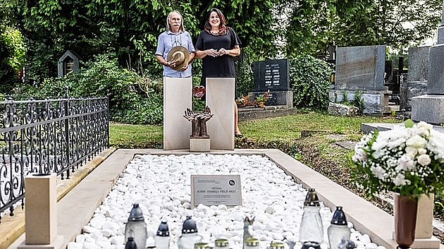 Pietn msto pro zemel miminka. Nechala je ve spoluprci s mstem Olomouc a Olomouckm krajem na stednm hbitov v Needn zdit organizace Dt v srdci.