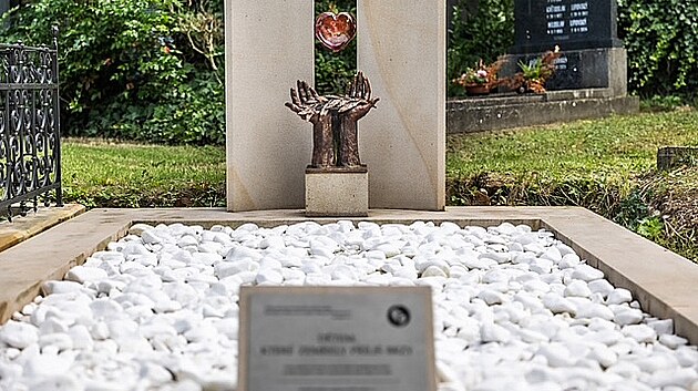 Pietn msto pro zemel miminka. Nechala je ve spoluprci s mstem Olomouc a Olomouckm krajem na stednm hbitov v Needn zdit organizace Dt v srdci.