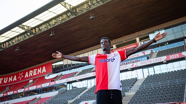 Youssoupha Mbodji p�zuje na stadionu v Edenu coby nov� posila Slavie.