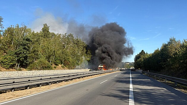 Pi tern odpoledn jzd na 80 kilometru dlnice D1 smrem na Prahu zcela shoel kamion. (26. srpna 2025) 