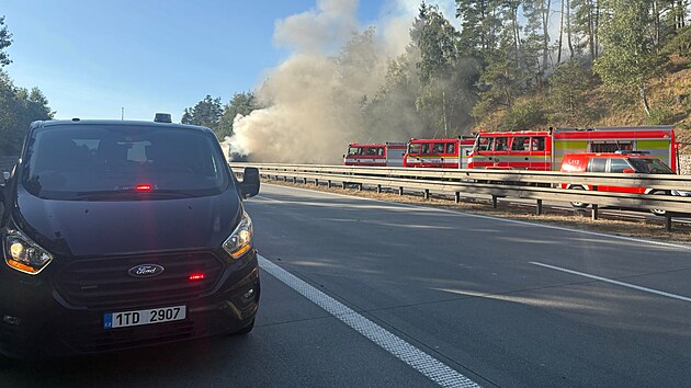 Pi tern odpoledn jzd na 80 kilometru dlnice D1 smrem na Prahu zcela shoel kamion. (26. srpna 2025) 