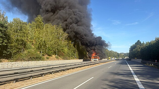 Pi tern odpoledn jzd na 80 kilometru dlnice D1 smrem na Prahu zcela shoel kamion. (26. srpna 2025) 