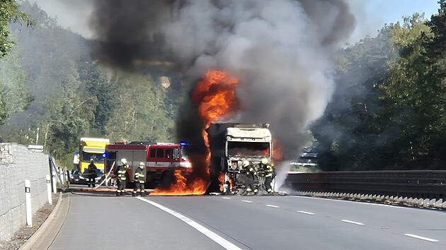 Pi bleskovm poru, kter vznikl zejm technickou zvadou od kola automobilu, kamion zcela shoel. (26. srpna 2025) 
