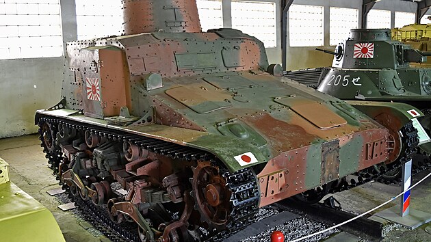 Japonský obrn�nec Type 95 So-Ki m�l �elezni�ní i pásový podvozek.
