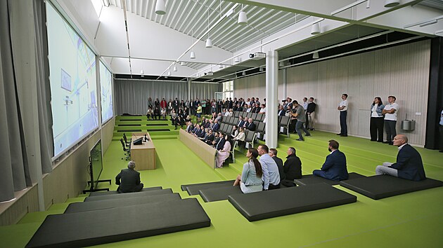 koln budova stoj v pelhimovskm arelu spolenosti Agrostroj. Jej generln editel a majitel Lubomr Stoklsek o zzen koly usiloval kvli zven kvalifikace technickch pracovnk.