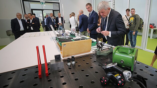 kola m dva tlet obory obrb kov - seizova, programtor CNC technologi a strojn mechanik - opertor, programtor prmyslovch robot.