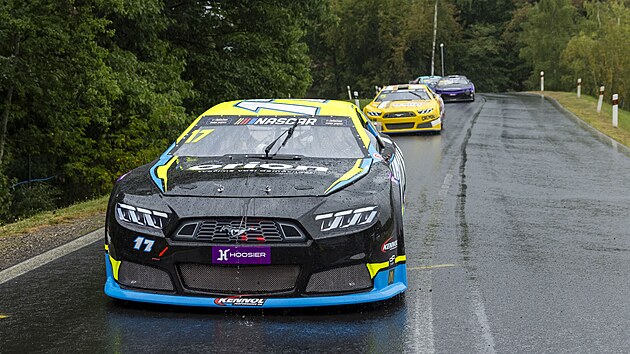 Spanil� j�zda z�vodn�ch truck� a speci�l� Nascar Mostem p�ed z�vody Czech Truck Prix na mosteck�m autodromu