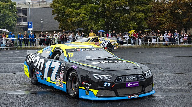 Spanil� j�zda z�vodn�ch truck� a speci�l� Nascar Mostem p�ed z�vody Czech Truck Prix na mosteck�m autodromu
