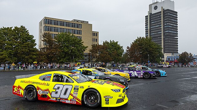 Spanil� j�zda z�vodn�ch truck� a speci�l� Nascar Mostem p�ed z�vody Czech Truck Prix na mosteck�m autodromu
