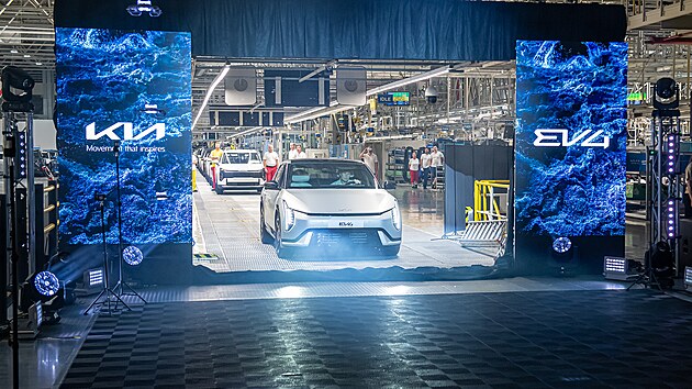 Kia spustila v�robu elektromobil� v Evrop�. Prvn� v�z pok�til v �ilin� Jarom�r J�gr.