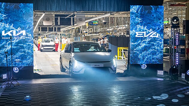 Kia spustila v�robu elektromobil� v Evrop�. Prvn� v�z pok�til v �ilin� Jarom�r J�gr.