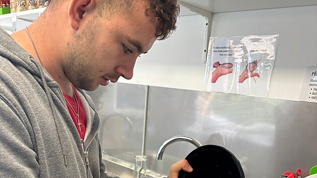 V bistru v parku Josefa Hory pobl centra Roudnice nad Labem pomhaj lid s handicapem.