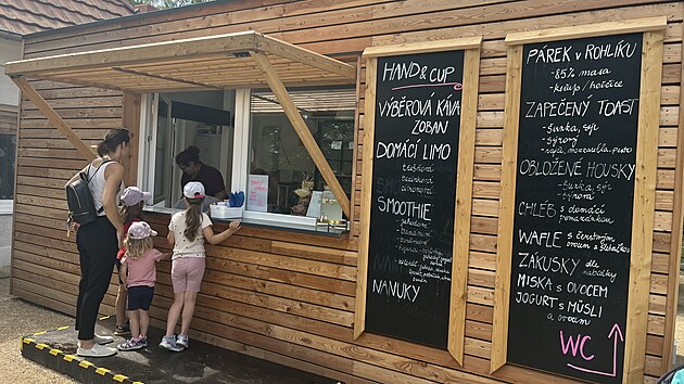 V bistru v parku Josefa Hory pobl centra Roudnice nad Labem pomhaj lid s handicapem.