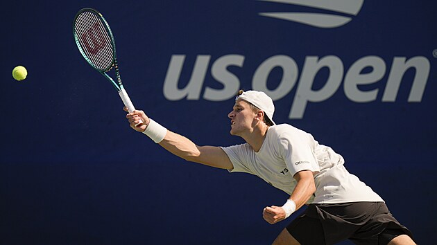 Jakub Menšík během zápasu druhého kola US Open.