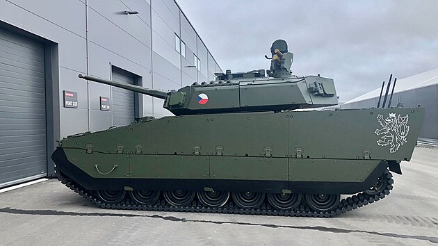 Ve �v�dsk�m v�robn�m z�vod� sjel z v�robn� linky prvn� p�sov� obrn�nec CV90 pro �eskou arm�du. Slavnostn�ho p�edstaven� v tov�rn� BAE Systems H�gglunds se dnes ve �v�dsk�m �rnsk�ldsviku ��astn� �esk� ministryn� obrany Jana �ernochov� (ODS) a jej� �v�dsk� prot�j�ek Jonson. (28. srpna 2025)