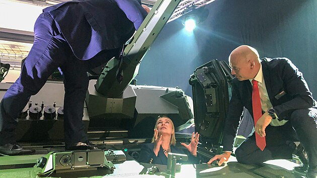 Ministryn� obrany Jana �ernochov� na slavnostn�m odhalen� prvn�ho vyroben�ho obrn�nce CV90 pro �eskou arm�du ve �v�dsku (28. srpna 2025)