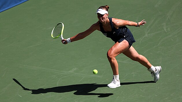 Barbora Krej��kov� dob�h� m��ek v 1. kole US Open.