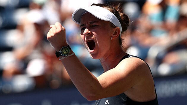 Barbora Krej��kov� slav� v�t�zstv� v 1. kole US Open.