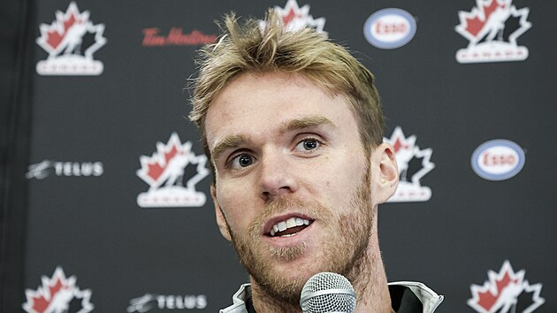 Connor McDavid na kempu kanadské hokejové reprezentace.