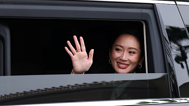 Thajsk� �stavn� soud zbavil funkce premi�rku Petongt�n �inavatrovou za to, �e �ervnov�m telefon�tem s kambod�sk�m expremi�rem Hun Senem poru�ila etick� pravidla a po�kodila n�rodn� z�jmy. (29. srpna 2025)