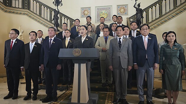 Thajsk� �stavn� soud zbavil funkce premi�rku Petongt�n �inavatrovou za to, �e �ervnov�m telefon�tem s kambod�sk�m expremi�rem Hun Senem poru�ila etick� pravidla a po�kodila n�rodn� z�jmy. (29. srpna 2025)