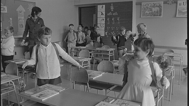 Za�átek �kolního roku na základní �kole v Brn�-�abov�eskách. (1972)