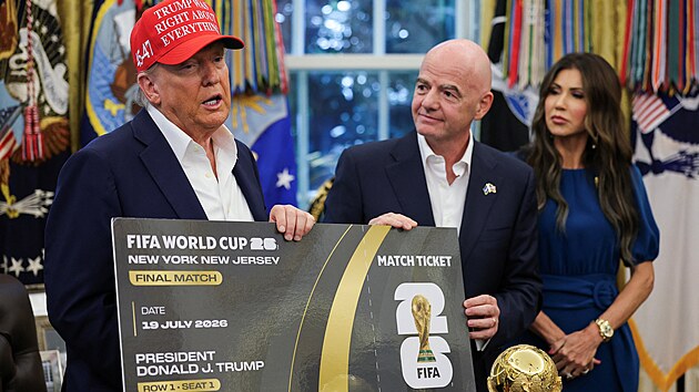 Gianni Infantino p�ed�v� prezidentu Trumpovi symbolick� l�stek na fotbalov�...