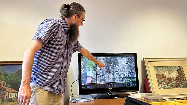 Archeolog Vlastimil Krl pedstavuje ran stedovk sdlit.