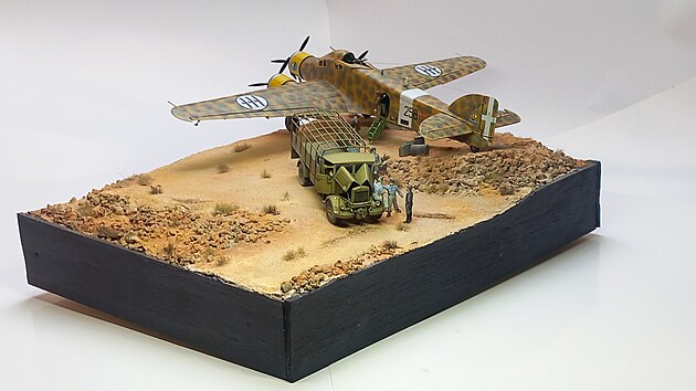 Dioráma s nákladním vozidlem Lancia 3Ro a bombardérem Savoia-Marchetti SM.79...