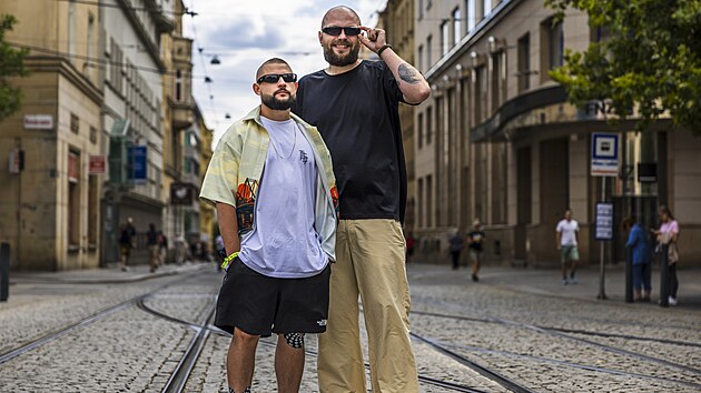 Ukrajinsk duo PVNCH tvo rapei Oleksandr Kudrynetskyj vystupujc pod jmnem Sako
(vlevo) a Jurko, tedy Jurij Zadnienko. Svou tvorbou povzbuzuj ukrajinsk vojky, aby odolvali v boji s ruskmi protivnky. Ve druh plce srpna 2025 zavtali do Brna na festival Brno, bu lska.