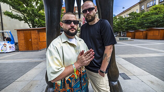 Ukrajinsk duo PVNCH tvo rapei Oleksandr Kudrynetskyj vystupujc pod jmnem Sako
(vlevo) a Jurko, tedy Jurij Zadnienko. Svou tvorbou povzbuzuj ukrajinsk vojky, aby odolvali v boji s ruskmi protivnky. Ve druh plce srpna 2025 zavtali do Brna na festival Brno, bu lska.