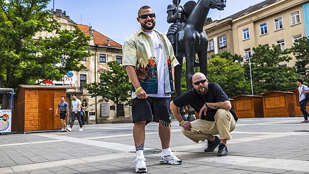 Ukrajinsk duo PVNCH tvo rapei Oleksandr Kudrynetskyj vystupujc pod jmnem Sako
(vlevo) a Jurko, tedy Jurij Zadnienko. Svou tvorbou povzbuzuj ukrajinsk vojky, aby odolvali v boji s ruskmi protivnky. Ve druh plce srpna 2025 zavtali do Brna na festival Brno, bu lska.